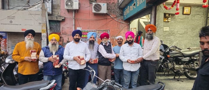 Read more about the article ਸਿੱਖ ਤਾਲਮੇਲ ਕਮੇਟੀ ਵੱਲੋਂ ਦੁਕਾਨਦਾਰਾਂ ਨੂੰ ਮਠਿਆਈਆਂ ਵੰਡ ਕੇ ਪ੍ਰਕਾਸ਼ ਪੁਰਬ ਮਨਾਇਆ