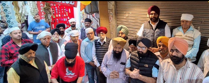 Read more about the article ਕਿਨਾਰੀ ਮਾਰਕੀਟ ਸ਼ੇਖਾ ਬਾਜ਼ਾਰ ਵੱਲੋਂ ਪ੍ਰਕਾਸ਼ ਪੁਰਬ ਤੇ ਲੰਗਰ ਲਗਾਏ ਗਏ