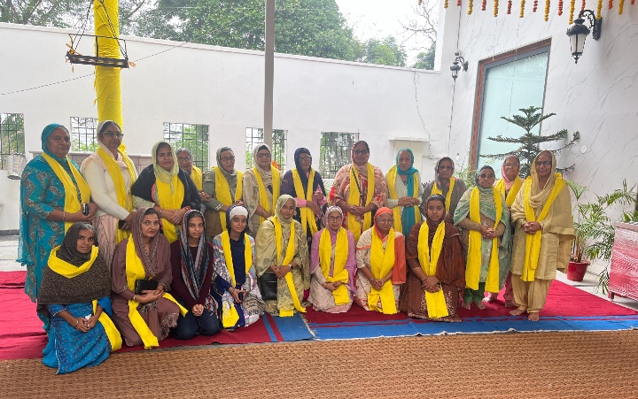 Read more about the article ਗੁਰੂ ਘਰ ਵੱਲੋਂ ਸੁਖਮਨੀ ਸੇਵਾ ਸੁਸਾਇਟੀ ਅਤੇ ਕੀਰਤਨ ਕਰਨ ਵਾਲੀਆਂ ਬੱਚੀਆਂ ਨੂੰ ਸਨਮਾਨਿਤ ਕੀਤਾ ਗਿਆ