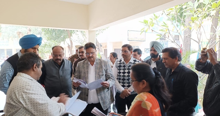 Read more about the article डिविजनल कमिश्नर ने मतदान केंद्रों की चैकिंग की 