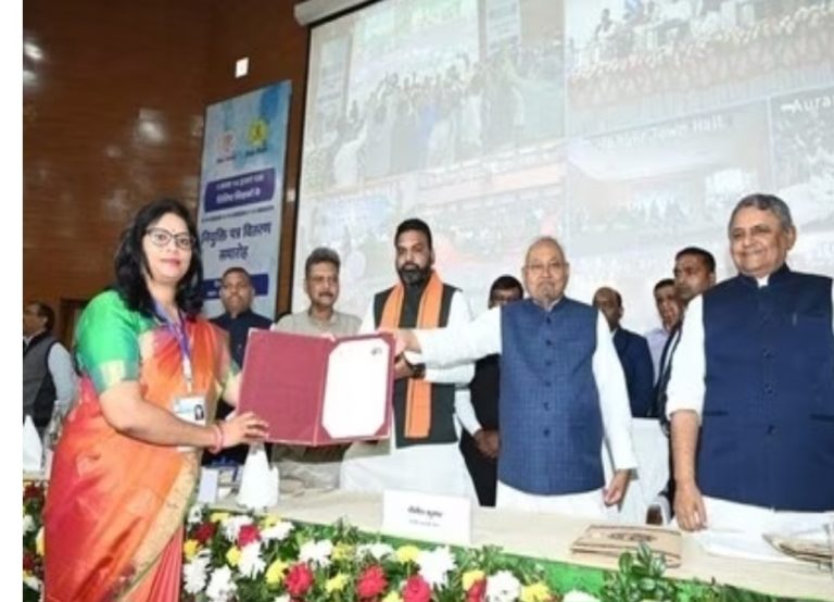 Read more about the article नियोजित शिक्षक जहां है, वहीं पोस्टेड रहेंगे, नीतीश का टीचर नियुक्ति पत्र वितरण में बड़ा ऐलान