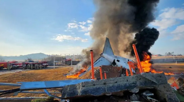 Read more about the article एक एयरपोर्ट पर विमान दुर्घटना में कम से कम 96 लोगों की मौत