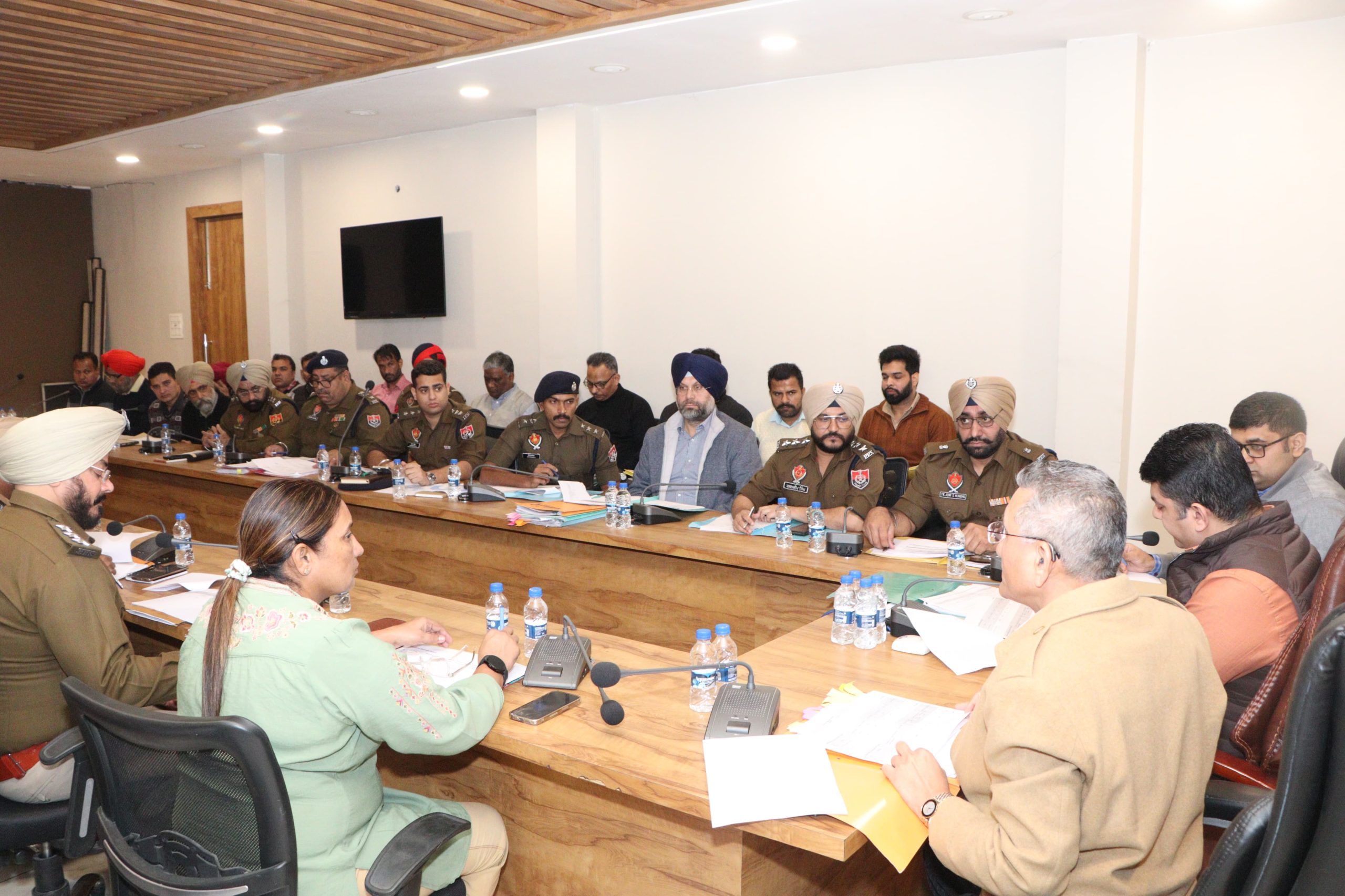 You are currently viewing ਸ਼ਹਿਰ ਵਿੱਚ ਅਪਰਾਧ ਕੰਟਰੋਲ ਉਪਾਵਾਂ ਨੂੰ ਮਜ਼ਬੂਤ ​​ਕਰਨ ਲਈ ਇੱਕ ਰਣਨੀਤਕ ਮੀਟਿੰਗ