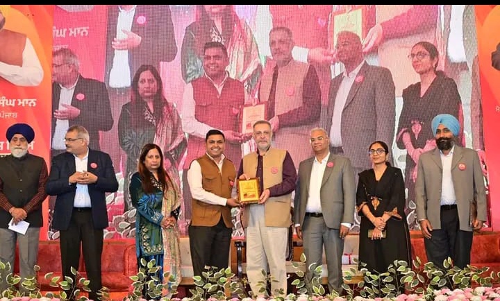 Read more about the article कमिश्नर ने जालंधर का नाम रोशन करने वाले विभागों की सराहना की