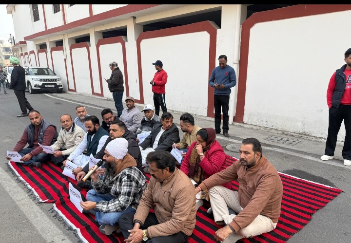 Read more about the article ਵਾਸਨ ਦੇ ਘਰ ਦੇ ਬਾਹਰ ਧੋਖੇਬਾਜ਼ ਅਤੇ ਗਦਾਰ ਦੀਆਂ ਤਖ਼ਤੀਆਂ ਫੜ ਕੇ ਵਿਰੋਧ ਪ੍ਰਦਰਸ਼ਨ