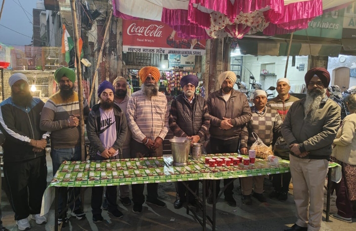 Read more about the article ਸਿੱਖ ਤਾਲਮੇਲ ਕਮੇਟੀ ਨੇ ਦੁੱਧ ਤੇ ਮੱਠੀਆਂ ਦੇ ਲੰਗਰ ਲਗਾਏ