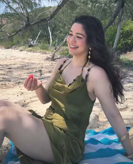 Read more about the article सारा तेंदुलकर रिवीलिंग ड्रेस पहन बीच पर मस्ती करती दिखीं