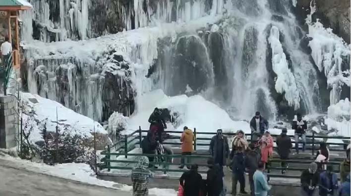 Read more about the article कश्मीर में जम गए झरने, राजस्थान के सीकर-चूरू में भी जमी बर्फ