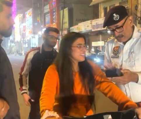 Read more about the article लड़की को सूझ मजाक पुलिस ने चालान काट