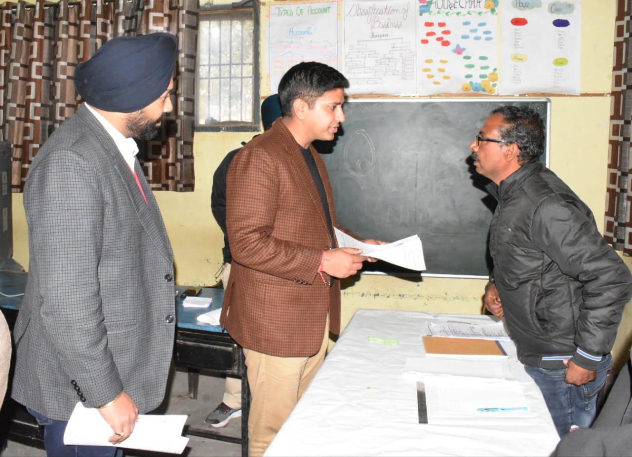 You are currently viewing ਪੋਲਿੰਗ ਸਟੇਸ਼ਨਾਂ ਦਾ ਦੌਰਾ ਕਰਕੇ ਵੋਟ ਅਤੇ ਗਿਣਤੀ ਦਾ  ਲਿਆ ਜਾਇਜ਼ਾ