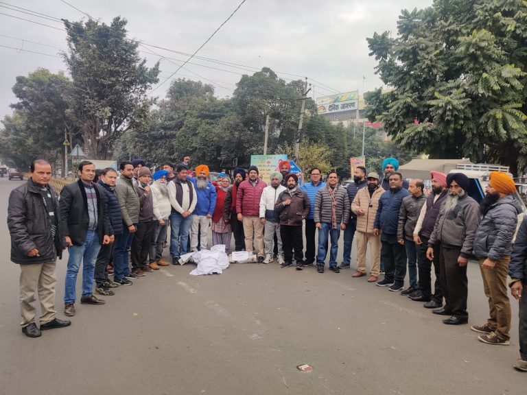 Read more about the article ਸਿੱਖਿਆ ਮੰਤਰੀ ਦੇ ਵਤੀਰੇ ਤੇ ਅਧਿਆਪਕਾਂ ਦੀਆਂ ਮੰਗਾ ਨਾ ਮੰਨਣ ਤੇ ਅਰਥੀ ਫੂਕ ਕੇ ਰੋਸ ਪ੍ਰਦਰਸ਼ਨ