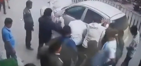 Read more about the article चौराहे पर कार का चक्कर लगा रहीं थी गाय