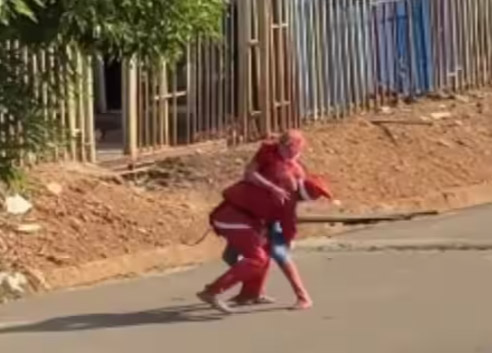 Read more about the article सैंटा बने शख्स से स्पाइडरमैन के गेटअप में दूसरा शख्स भिड़