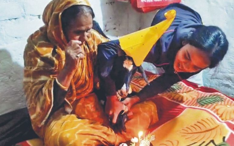 Read more about the article बकरी का बर्थडे मनाते है हर साल मिठाई बांटकर