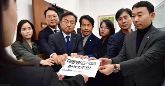 Read more about the article दक्षिण कोरिया के राष्ट्रपति के ख़िलाफ़ महाभियोग प्रस्ताव पेश