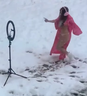 Read more about the article लड़की बिकिनी पहनकर बर्फीले मैदान में वीडियो बना रही