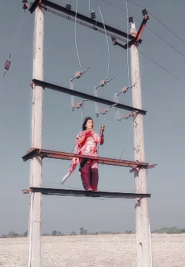 Read more about the article नंगे तारों को पकड़ लड़की ट्रांसफार्मर चढ़ने के बेखौफ होकर रील बनवा रही