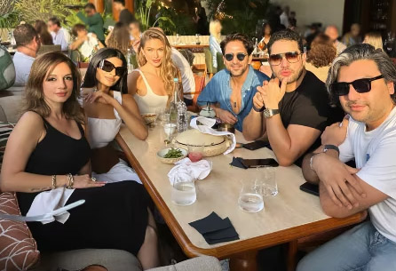 Read more about the article जो अपने ब्वॉयफ्रेंड अर्सलान गोनी और भाई जायद खान के साथ वहां मौजूद थीं