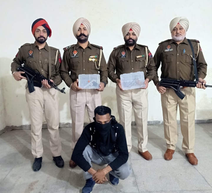 Read more about the article ਜਲੰਧਰ ਦਿਹਾਤੀ ਪੁਲਿਸ ਨੇ ਬਲਾਚੌਰੀਆ ਅਤੇ ਕੌਸ਼ਲ ਗਿਰੋਹ ਦੇ ਮੁੱਖ ਸ਼ੂਟਰ ਨੂੰ ਕੀਤਾ ਗ੍ਰਿਫਤਾਰ