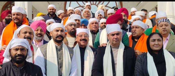 Read more about the article ਮਹਿੰਦਰ ਭਗਤ ਨੇ ਮੇਅਰ, ਸੀਨੀਅਰ ਡਿਪਟੀ ਮੇਅਰ ਅਤੇ ਡਿਪਟੀ ਮੇਅਰ ਨਾਲ ਸ੍ਰੀ ਗੁਰੂ ਰਵਿਦਾਸ ਧਾਮ ਵਿਖੇ ਮੱਥਾ ਟੇਕਿਆ