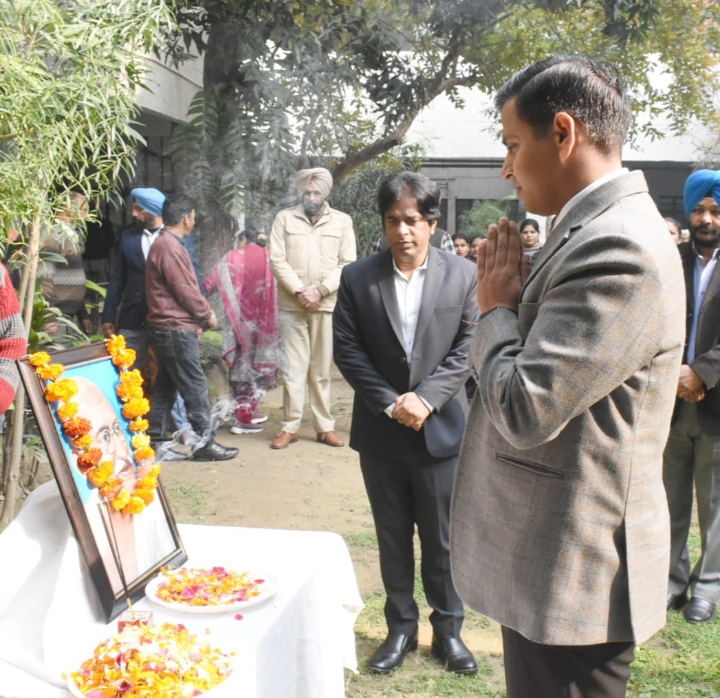 Read more about the article बलिदान दिवस पर देश के लिए प्राण न्योछावर करने वाले शहीदों को श्रद्धांजलि भेंट 