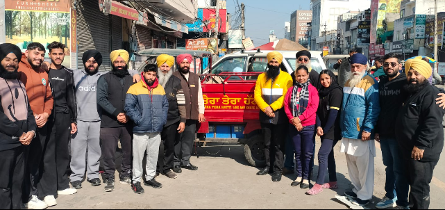 Read more about the article ਸ਼੍ਰੀ ਗੁਰੂ ਗੋਬਿੰਦ ਸਿੰਘ ਸਟੇਡੀਅਮ ਦੇ ਬਾਹਰ ਸਕੂਲੀ ਬੱਚਿਆਂ ਅਤੇ ਜਵਾਨਾਂ ਲਈ ਚਾਹ ਅਤੇ ਬਿਸਕੁਟ ਦਾ ਲੰਗਰ ਲਗਾਇਆ