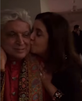 Read more about the article फराह खान ने जावेद अख्तर को सबके सामने किया Kiss