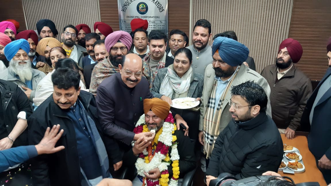 You are currently viewing ਕੈਬਨਿਟ ਮੰਤਰੀਆਂ ਡਾ. ਰਵਜੋਤ ਸਿੰਘ ਅਤੇ ਮਹਿੰਦਰ ਭਗਤ ਦੀ ਮੌਜੂਦਗੀ ’ਚ ਮੇਅਰ, ਸੀਨੀਅਰ ਡਿਪਟੀ ਮੇਅਰ ਤੇ ਡਿਪਟੀ ਮੇਅਰ ਨੇ ਸੰਭਾਲੇ ਅਹੁਦੇ