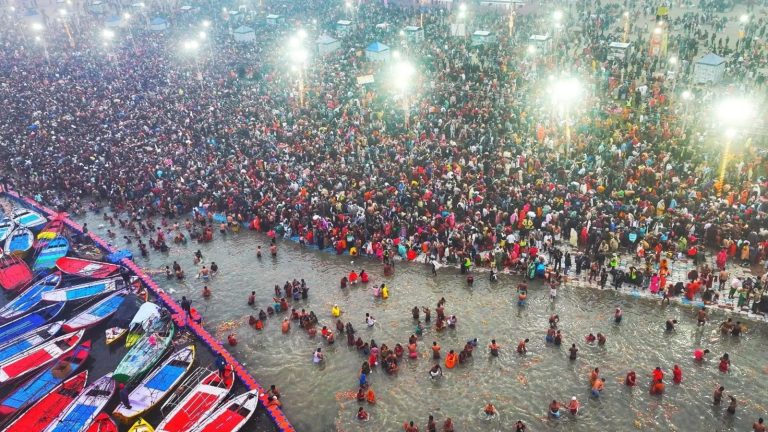 Read more about the article महाकुंभ में नहाने पर 10% का टैक्स देना होता था