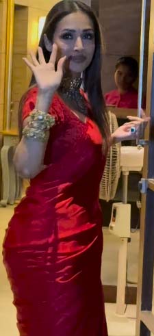 Read more about the article मलाइका अरोड़ा ने लाल साड़ी में फैंस को दीवाना बना लिया