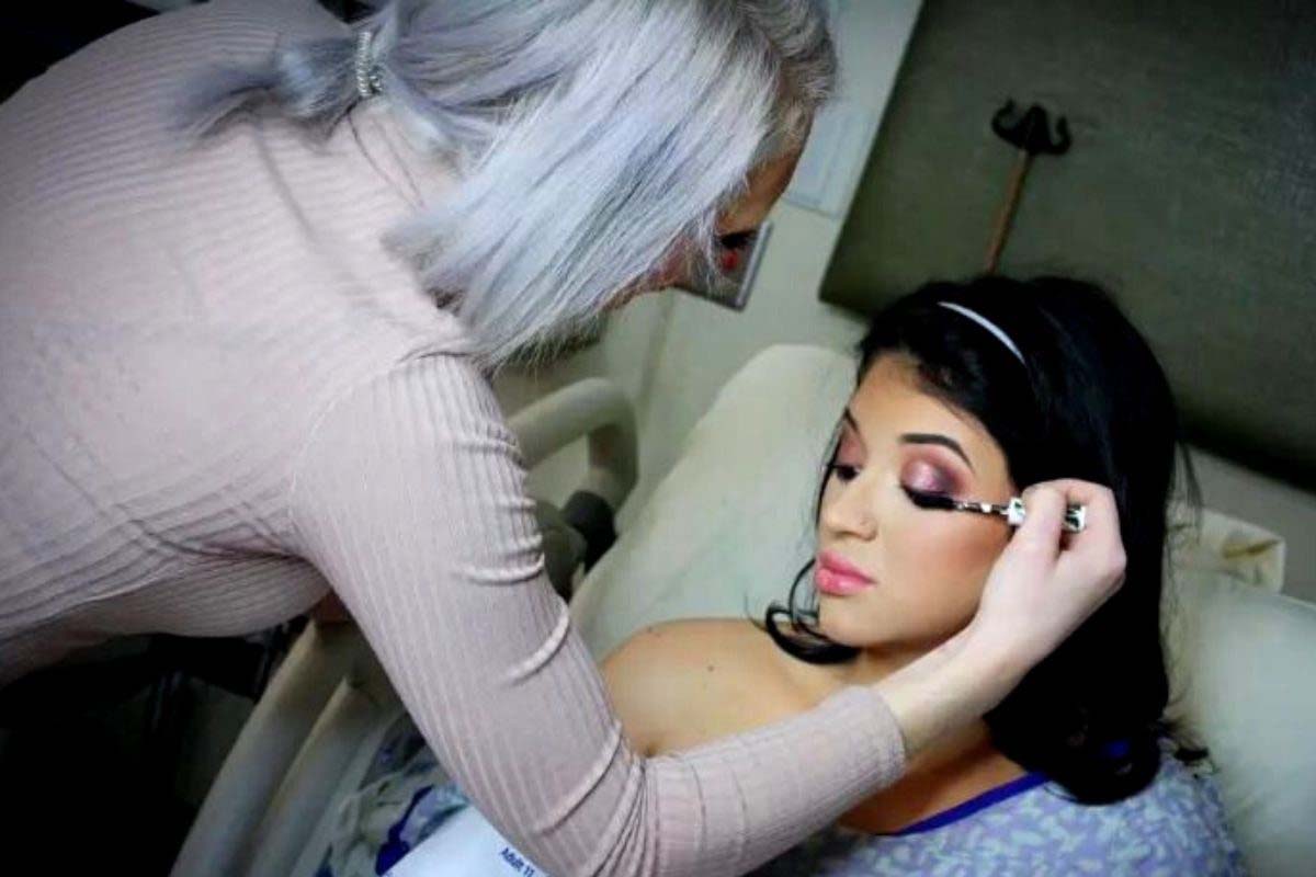 Read more about the article डिलिवरी के वक्त महिला ने किया मेकअप