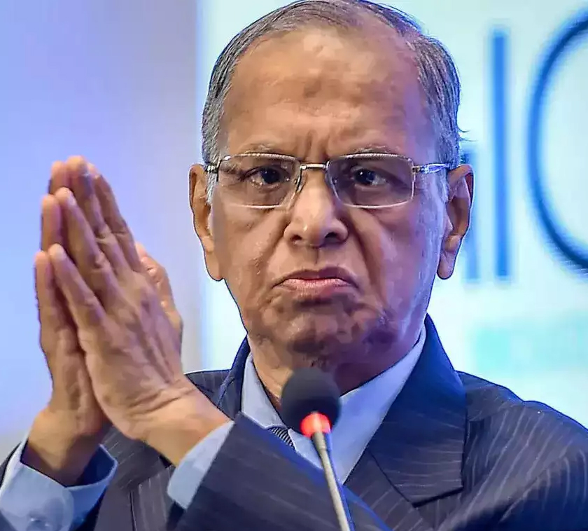 You are currently viewing नारायण मूर्ति परिवार की 24 घंटे में ही कम हुई 1900 करोड़ की संपत्ति