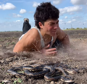 Read more about the article प्रेम में डूबे नाग-नागिन पर लड़के ने लगा दी छलांग