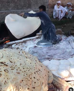 You are currently viewing हैरान करने वाला वीडियो सोशल मीडिया पर 12 फीट लंबी रोटी को बनाया