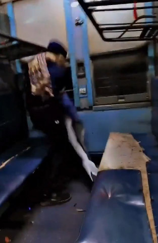Read more about the article एक युवक खुले आम ट्रेन की सीटों को फाड़ रहा वीडियो वायरल