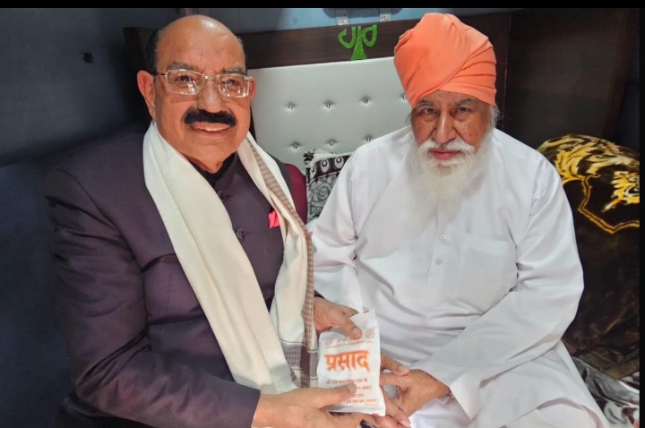 Read more about the article मोहिंदर भगत ने संत निरंजन दास जी से लिया आशीर्वाद