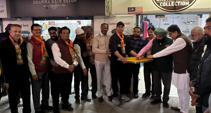 Read more about the article भाजपा ने हर बूथ पर संगठन बनाने की प्रक्रिया दिल्ली विजय पर लड्डू बाट कर शुरू की