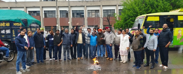 Read more about the article ਸਿੱਖਿਆ ਮੰਤਰੀ ਦਾ ਪੁਤਲਾ ਫੂਕ ਕੇ ਕੀਤੀ ਗਈ ਨਾਅਰੇਬਾਜ਼ੀ