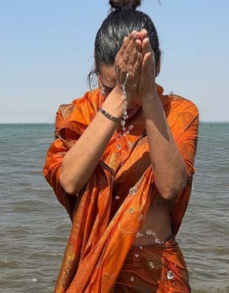 Read more about the article ईशा गुप्ता ने महाकुंभ में डुबकी लगाई,