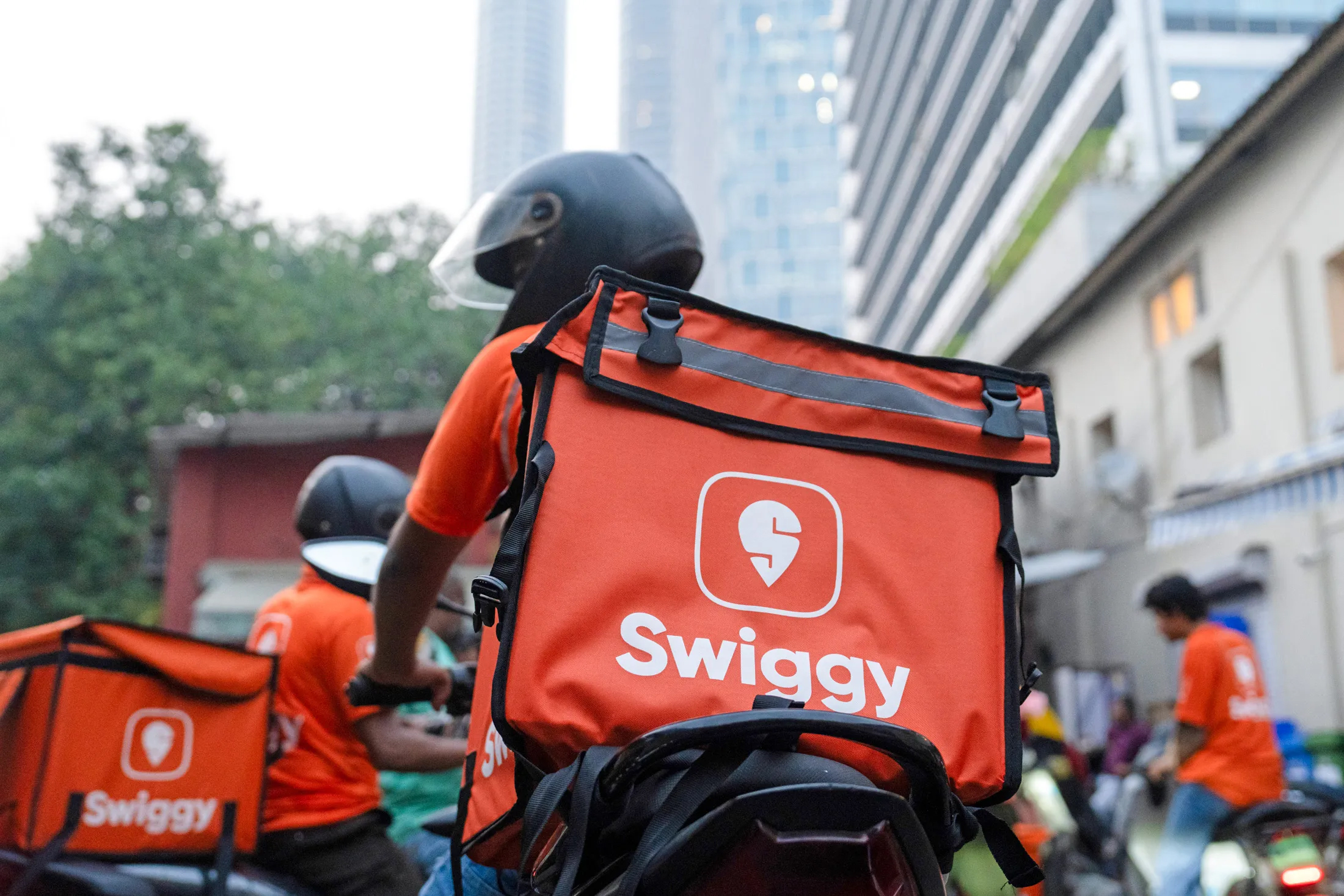 You are currently viewing Swiggy के शेयरों में 6% गिरावट. गिरकर IPO प्राइस से नीचे 380 रुपये पर पहुंचे