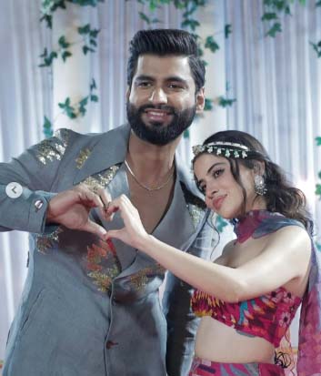 Read more about the article घुटनों के बल बैठकर उर्फी जावेद को पहनाई अंगूठी,