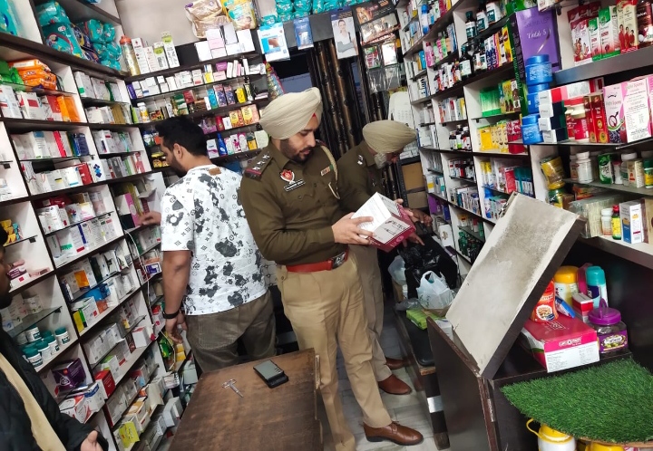 Read more about the article जालंधर ग्रामीण पुलिस ने 38 स्थानों और 17 मेडिकल स्टोरों पर छापेमारी की