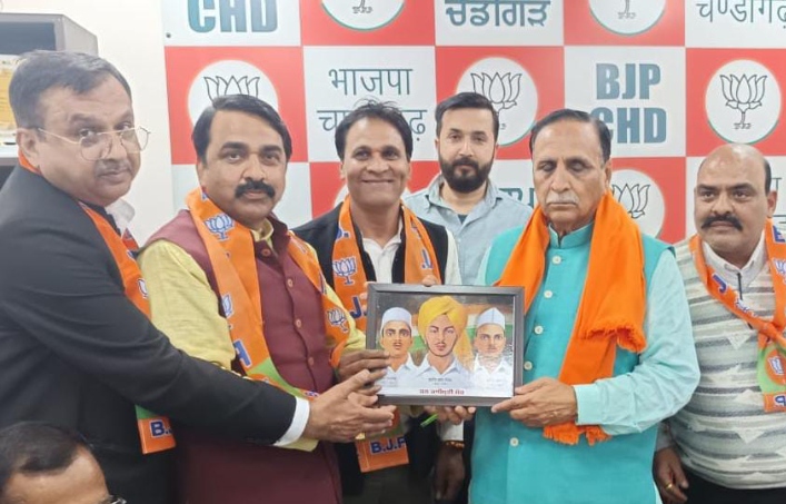 Read more about the article विजय रुपाणी जी को शहीद ए आजम भगत सिंह राजगुरु सुखदेव जी का चित्र देकर सम्मानित