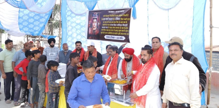 Read more about the article महाशिवरात्रि के उपलक्ष में कमल विहार शिवपुरी में हुआ विशाल भंडारे का आयोजन 