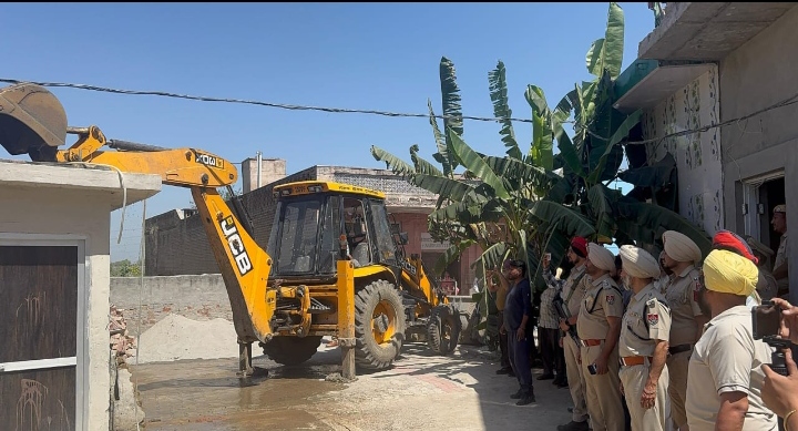 Read more about the article ਪਿੰਡ ਪਾਸਲਾ ਵਿਖੇ ਨਸ਼ਾ ਤਸਕਰ ਵਲੋਂ ਕੀਤੀ ਗੈਰ-ਕਾਨੂੰਨੀ ਉਸਾਰੀ ਨੂੰ ਢਾਹਿਆ