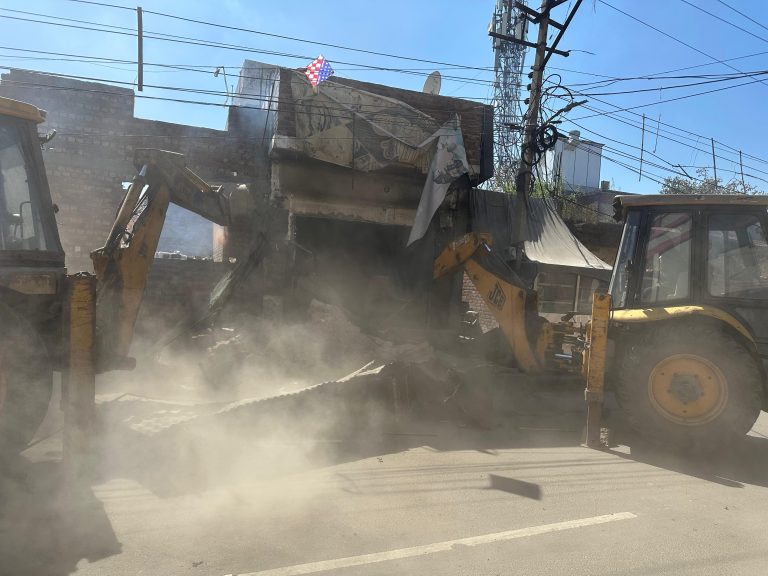 Read more about the article ਕਮਿਸ਼ਨਰੇਟ ਪੁਲਿਸ ਅਤੇ ਨਗਰ ਨਿਗਮ ਨੇ ਜਲੰਧਰ ਵਿੱਚ ਬਦਨਾਮ ਡਰੱਗ ਤਸਕਰ ਦੀ ਗੈਰ-ਕਾਨੂੰਨੀ ਉਸਾਰੀ ਨੂੰ ਢਾਹਿਆ