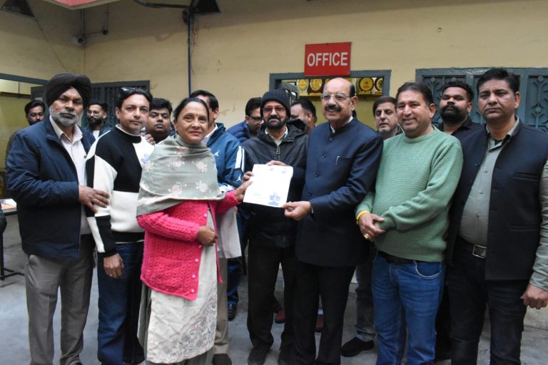 Read more about the article ਮਹਿੰਦਰ ਭਗਤ ਨੇ 100 ਤੋਂ ਵੱਧ ਲੋਕਾਂ ਨੂੰ ਪੈਨਸ਼ਨ ਪੱਤਰ ਵੰਡੇ