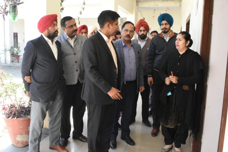 Read more about the article ਯੁੱਧ ਨਸ਼ਿਆਂ ਵਿਰੁੱਧ : ਡਿਪਟੀ ਕਮਿਸ਼ਨਰ ਵੱਲੋਂ ਪਿੰਡ ਸ਼ੇਖੇ ਵਿਖੇ ਨਸ਼ਾ ਛੁਡਾਊ ਤੇ ਮੁੜ ਵਸੇਬਾ ਕੇਂਦਰ ਦਾ ਦੌਰਾ