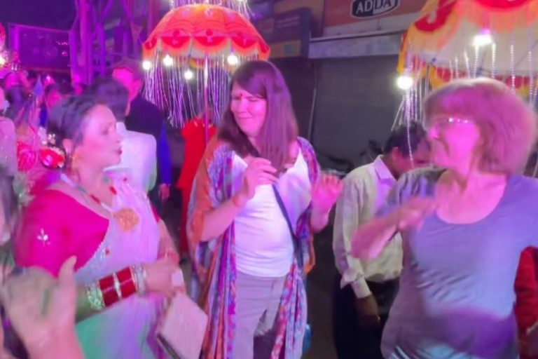 Read more about the article भोजपुरी स्टार पवन सिंह के गाने पर दो विदेशी महिलाओं का viral video