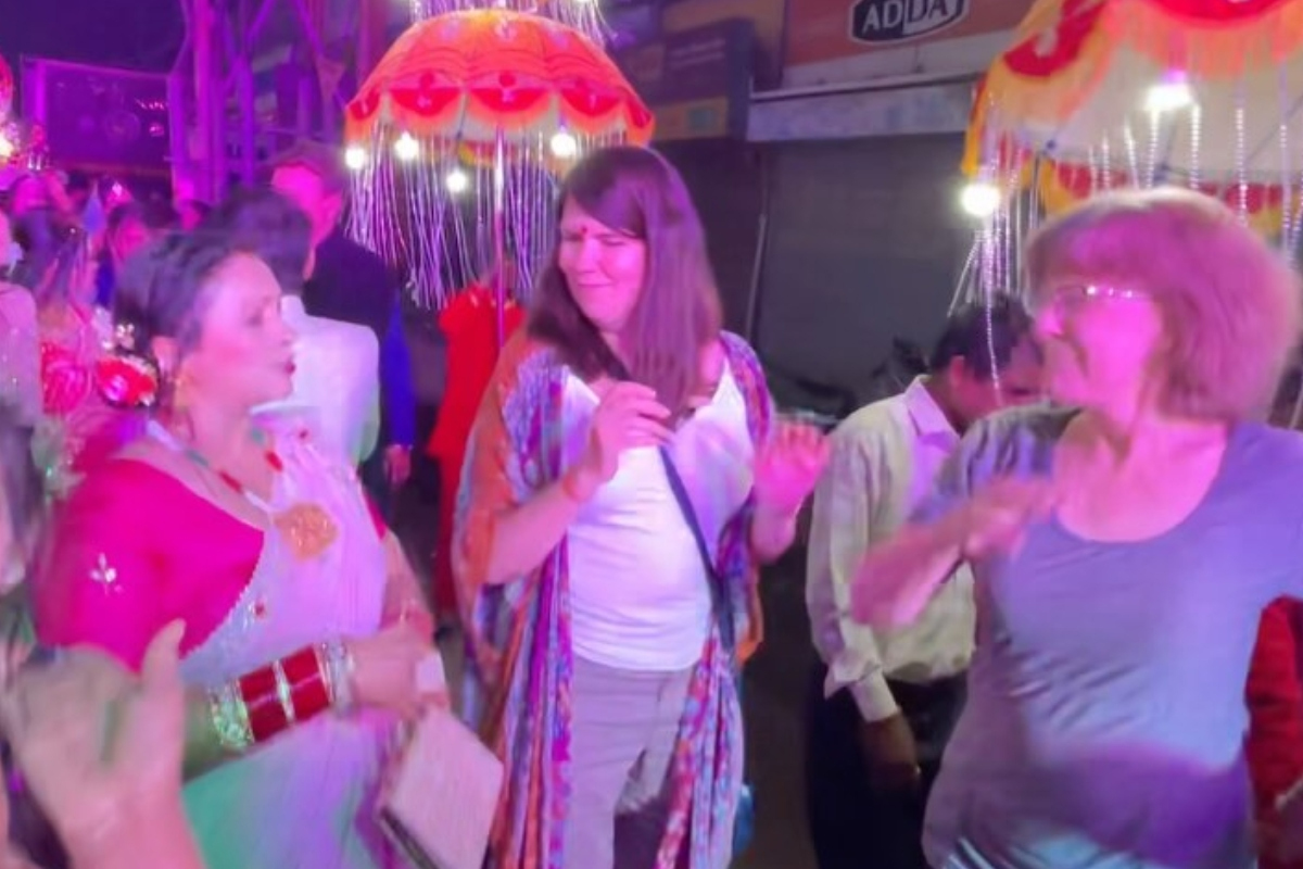 You are currently viewing भोजपुरी स्टार पवन सिंह के गाने पर दो विदेशी महिलाओं का viral video